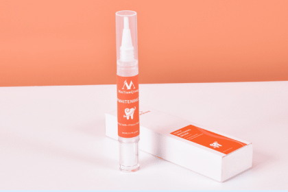 Teeth Whitening Pen Remove Plaque And Tartar Clean The Mouth Tooth Brushing Essence (Color: Red)
